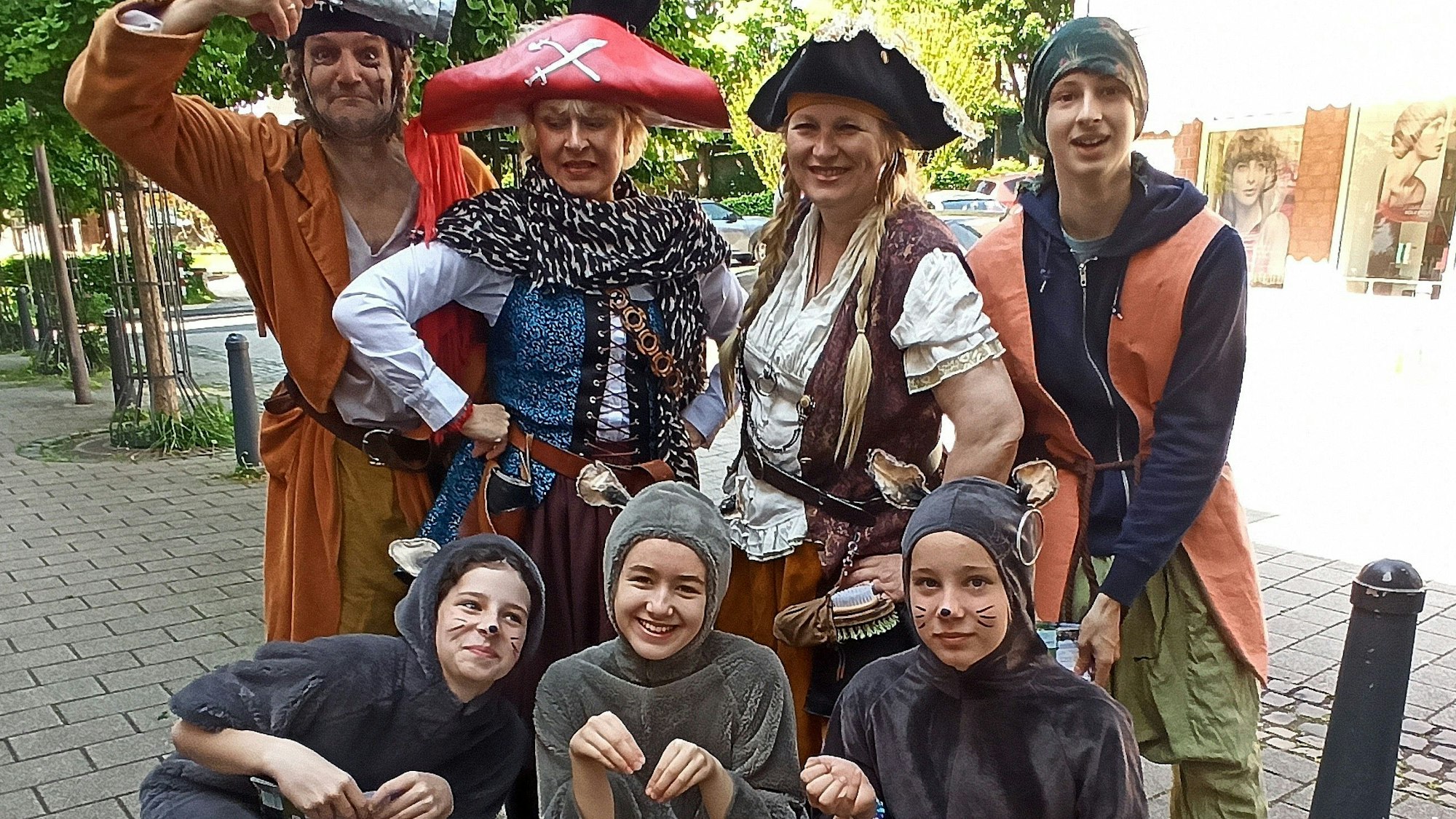 Das Alfterer Freilichtwandertheater warb mit einem Kick off am Herrenwingert für sein diesjähriges Theaterstück "Die Seeräuberinsel" und startete den Vorverkauf.