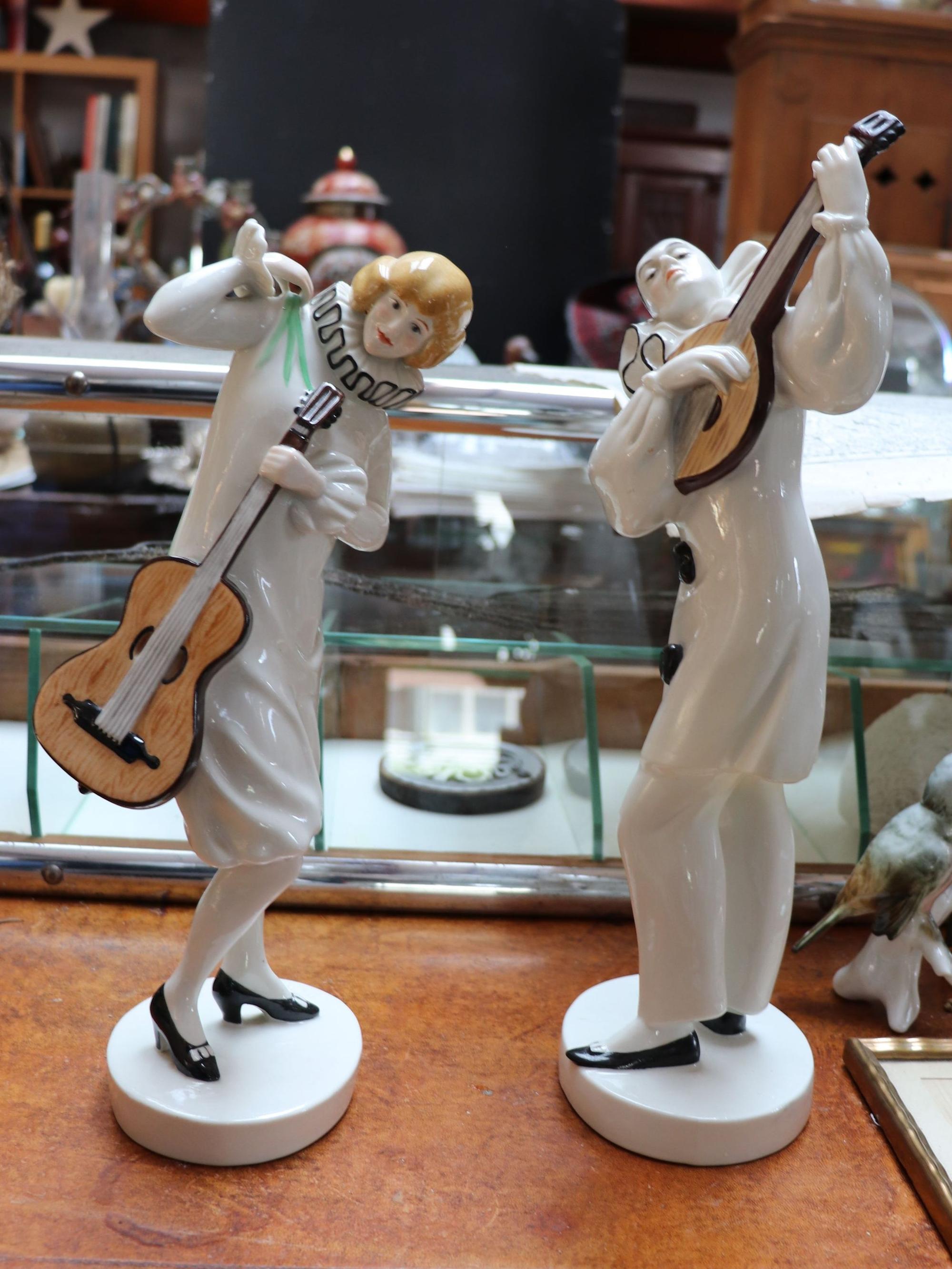 Zwei Porzellan-Figuren aus den Schwarzenburger Werkstätten in der Antiquitätenhalle von Linda Brovot.