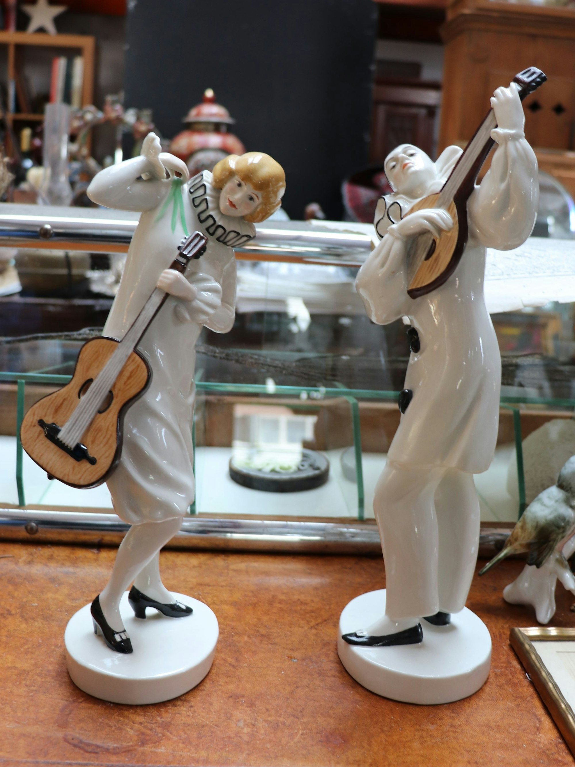 Zwei Porzellan-Figuren aus den Schwarzenburger Werkstätten in der Antiquitätenhalle von Linda Brovot.