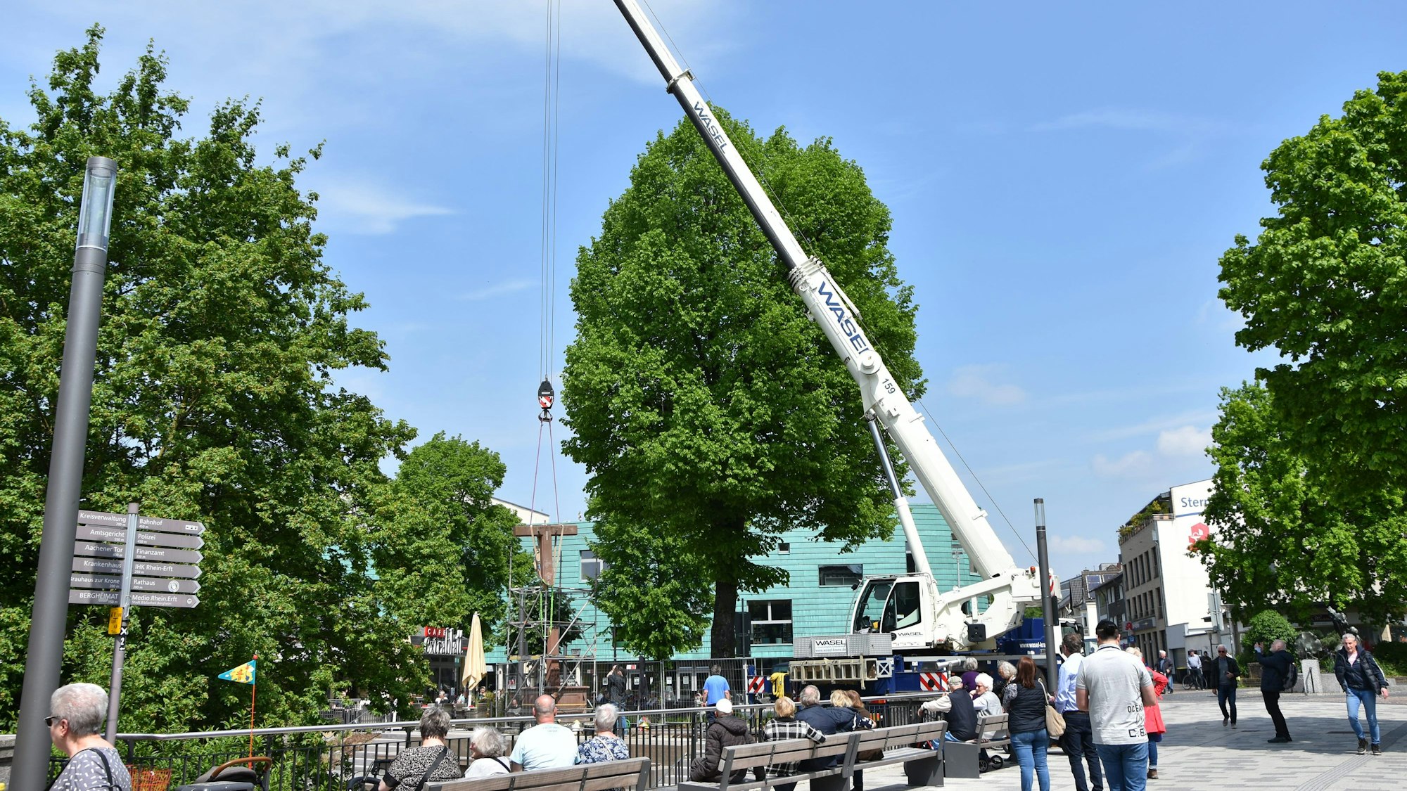 Am großen Mobilkran schwebte die Christusfigur an ihren Platz zurück, während Maria und Johannes noch auf dem Lastwagen auf die kurze Flugreise warteten.