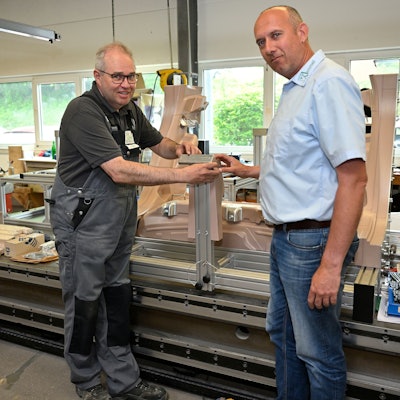 Zwei Männer stehen in einer Fräserei.