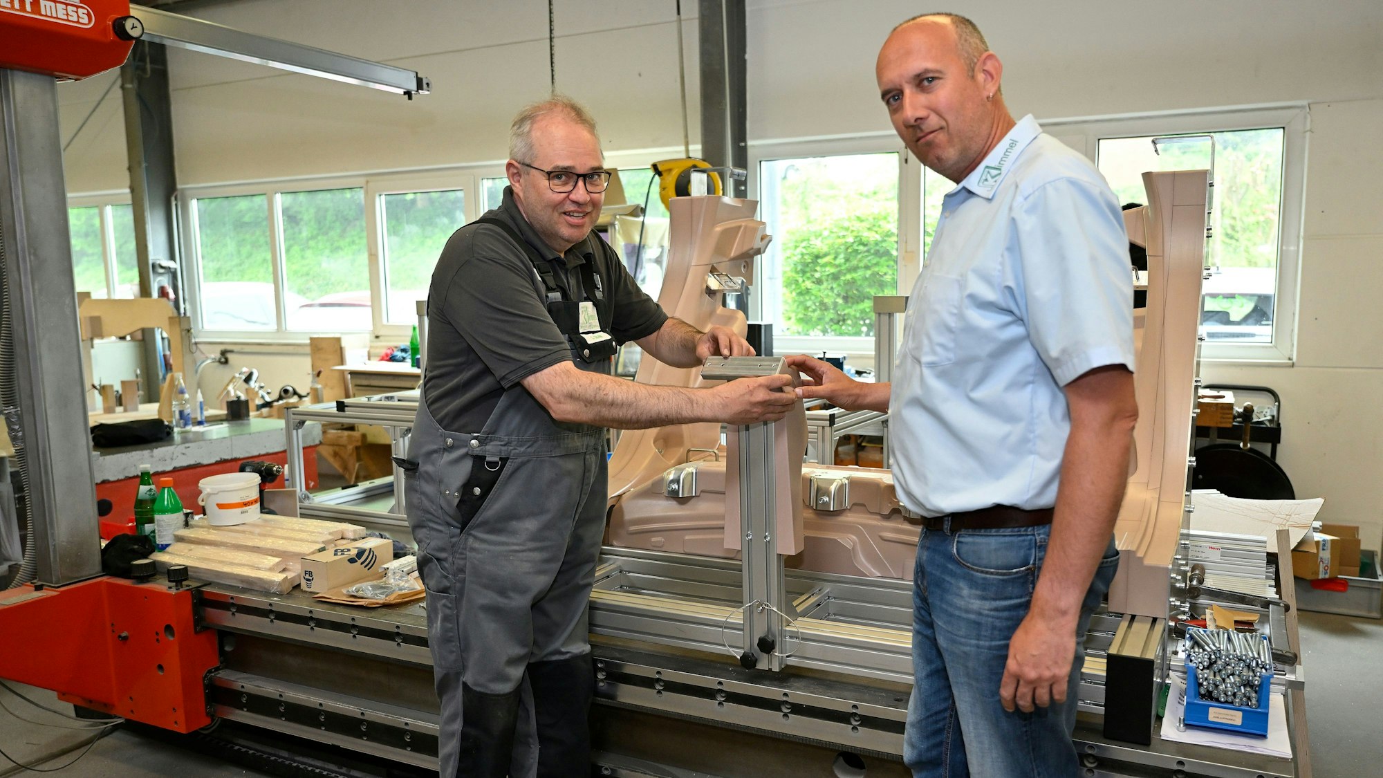 Zwei Männer stehen in einer Fräserei.