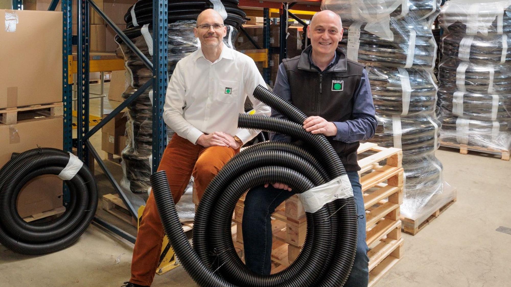 Die Reiku-Chefs David Guitton und Peter Sailer halten ein Wellrohr.