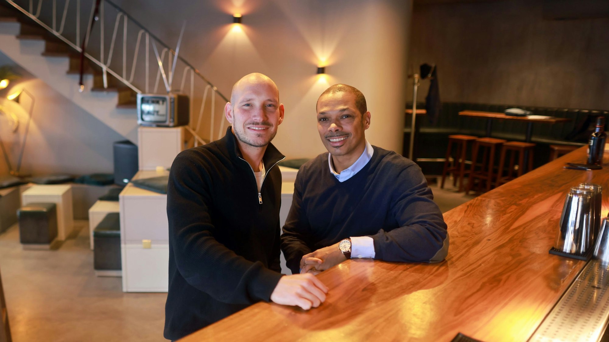 Felix Engels (l.) und Dominique Simon stehen im „Suderman“ in Köln.