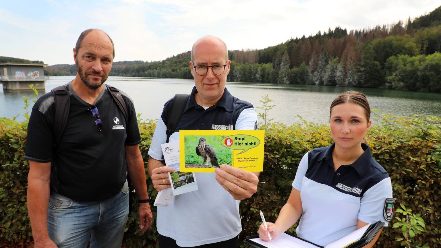 Kreis-Umweltamtsleiter Lars Helmerichs, Mitarbeiterin Rebecca Theis und Christoph Bisterfeld vom Wupperverband gehen auf Streife.