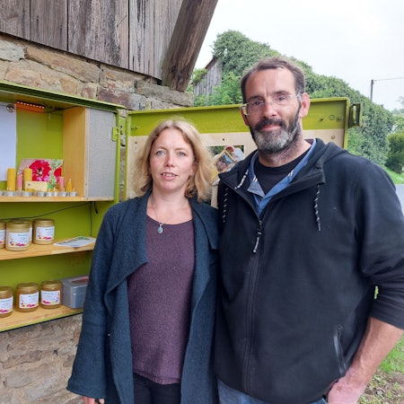 Ehepaar Braun vor der Schnepper Honig-Bar, die vorher ein Zigarettenautomat war.