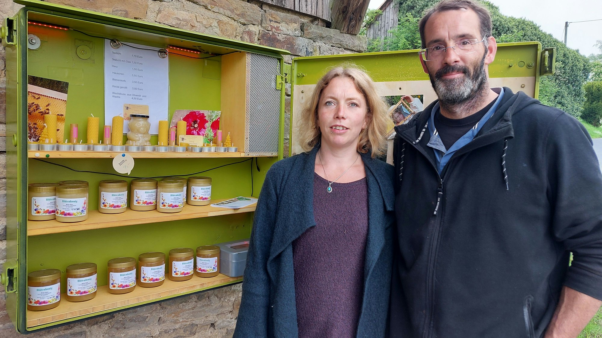 Ehepaar Braun vor der Schnepper Honig-Bar, die vorher ein Zigarettenautomat war.