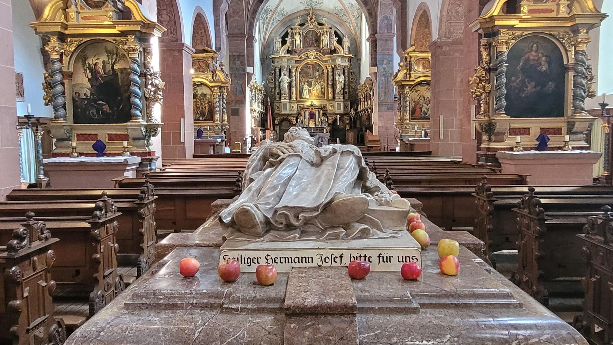 Die marmorne Grabplastik auf dem Sarkophag.