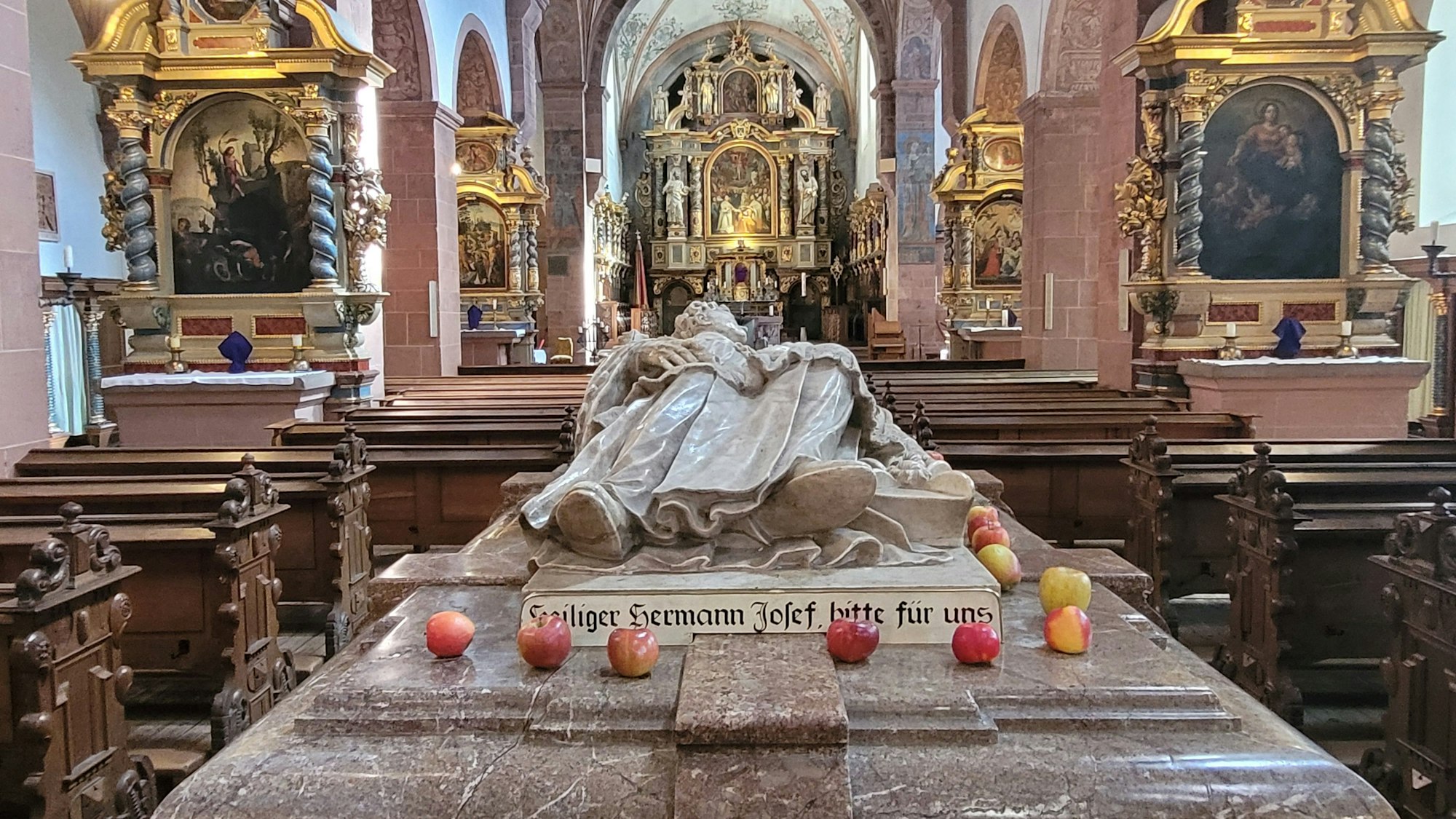 Die marmorne Grabplastik auf dem Sarkophag.