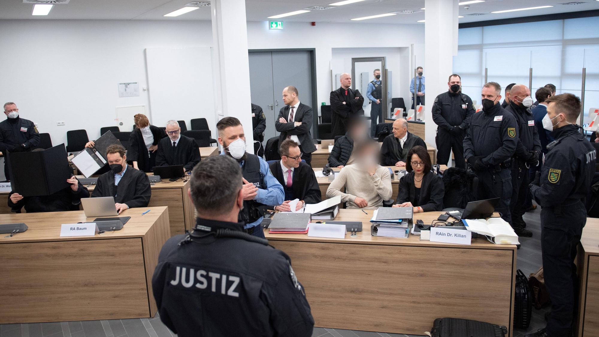 Die Angeklagten im Prozess um den Juwelenraub im Grünen Gewölben sitzen vor Prozessbeginn im Verhandlungssaal auf ihren Plätzen.