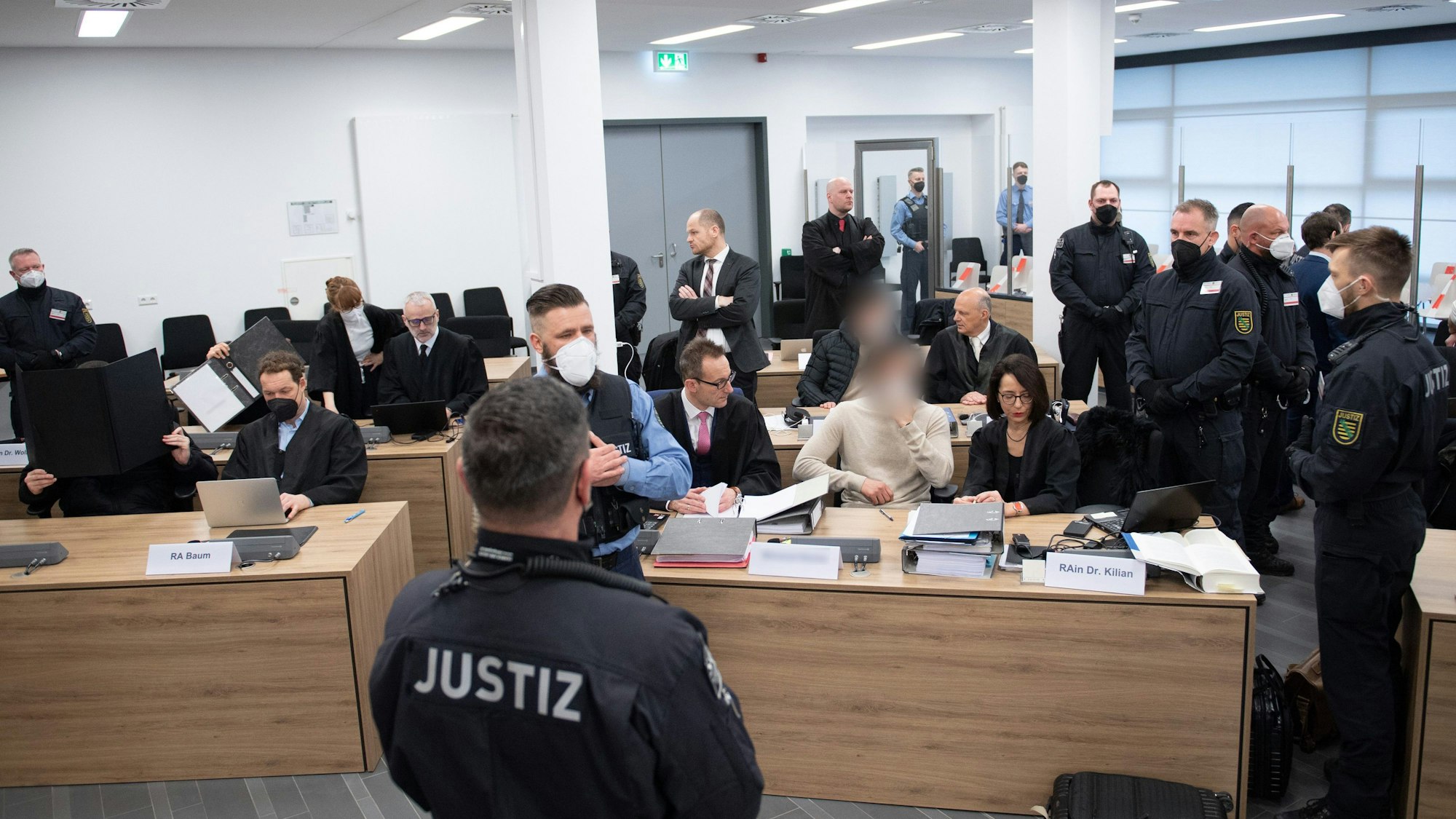 Die Angeklagten im Prozess um den Juwelenraub im Grünen Gewölben sitzen vor Prozessbeginn im Verhandlungssaal auf ihren Plätzen.