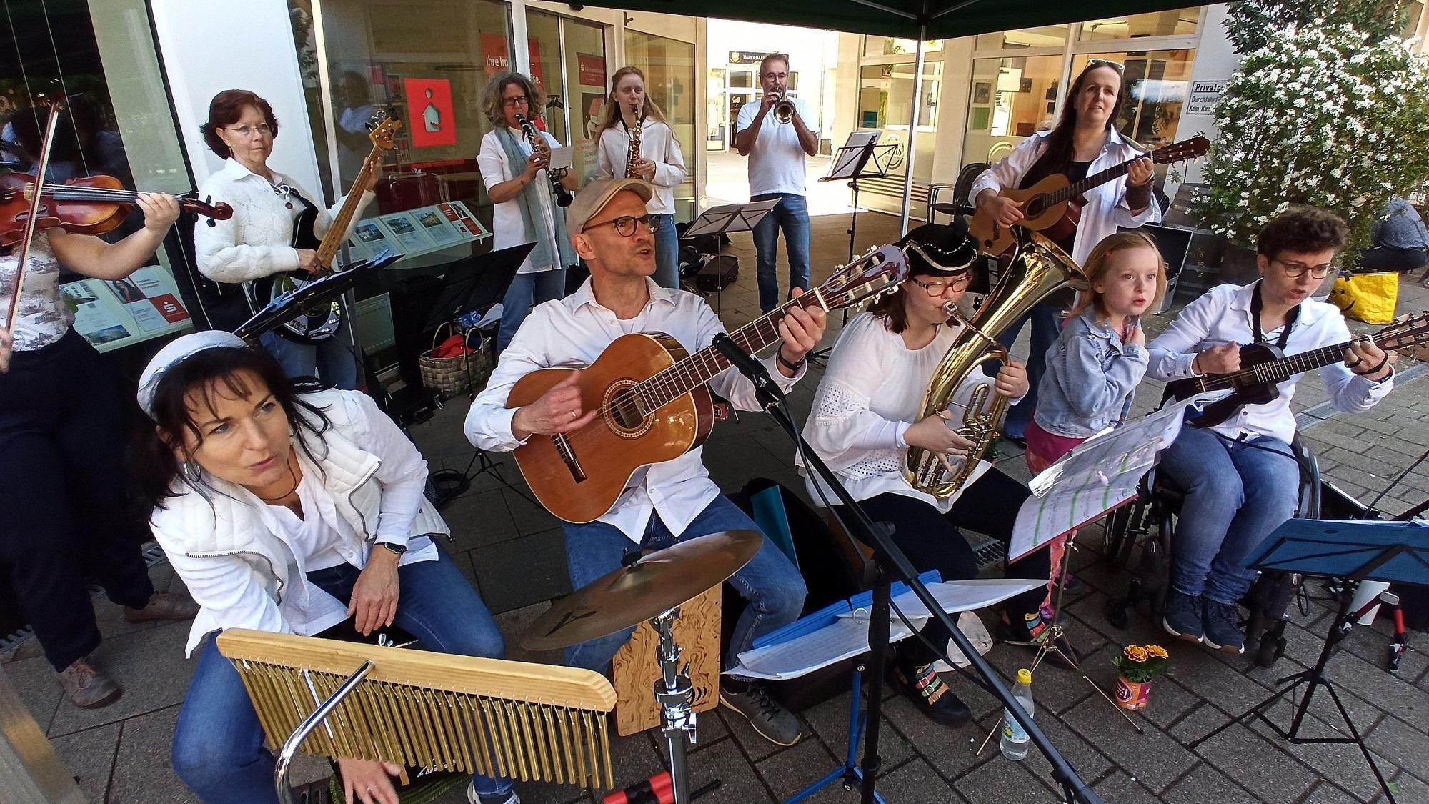 Das Alfterer Freilichtwandertheater warb mit einem Kick off am Herrenwingert für sein diesjähriges Theaterstück "Die Seeräuberinsel" und startete den Vorverkauf. Natürlich ist auch wieder eine Band mit vielen Musikern mit dabei.