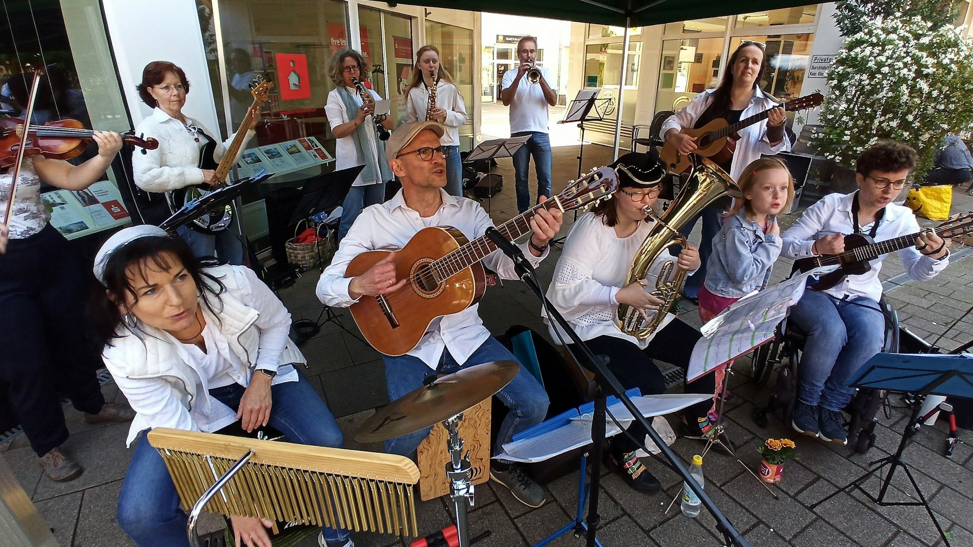 Das Alfterer Freilichtwandertheater warb mit einem Kick off am Herrenwingert für sein diesjähriges Theaterstück "Die Seeräuberinsel" und startete den Vorverkauf. Natürlich ist auch wieder eine Band mit vielen Musikern mit dabei.
