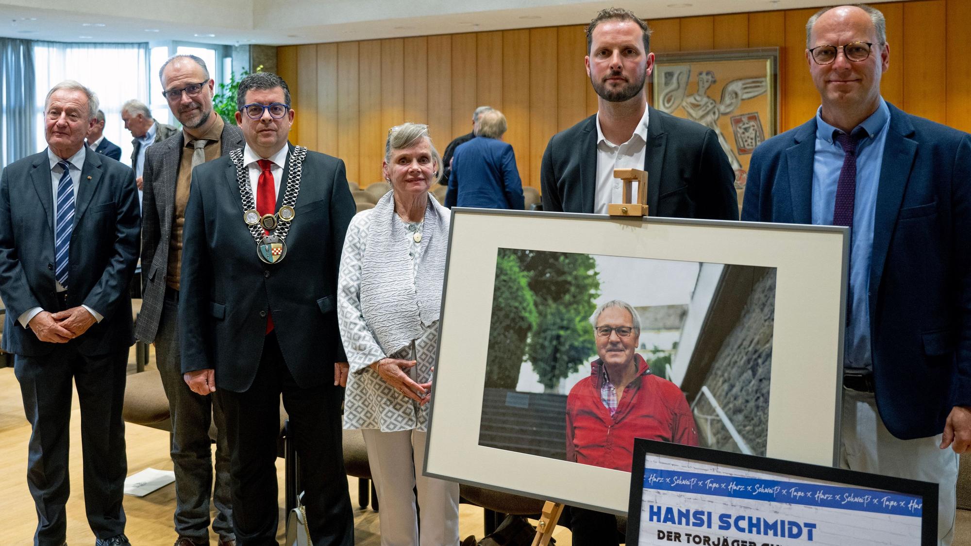 Nach der Ehrung im Gummersbacher Ratssaal: Hans-Günther Schmidt, Christoph Schindler, Karin Schmidt, Frank Helmenstein, Christoph Schmidt und Friedhelm Julius Beucher.