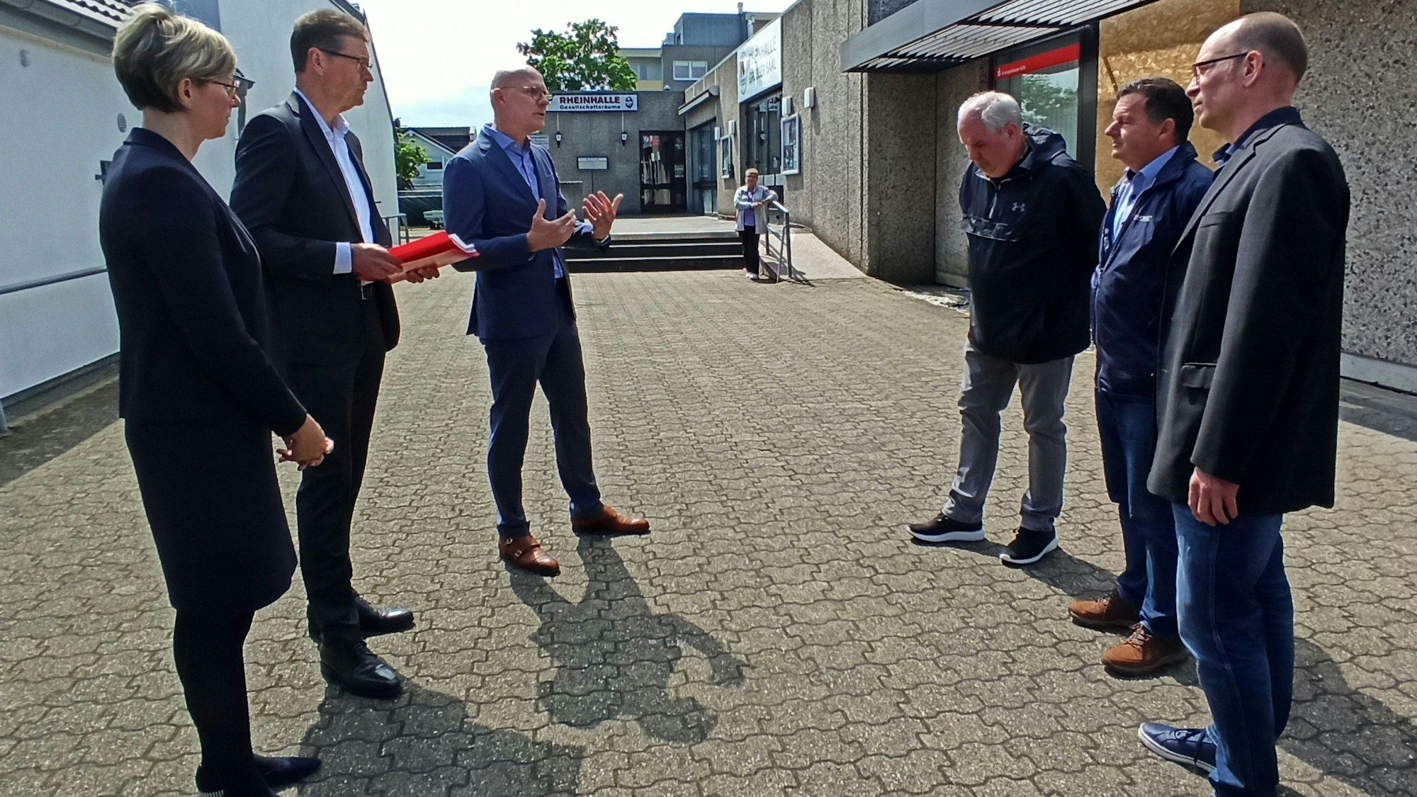 Bornheim-Hersel. Die drei Ortsvorsteher aus Widdig (Christoph Kany), Uedorf (Bernd Marx) und Hersel (Toni Breuer, rechts von vorne nach hinten) überreichten Sonja Hertel, Ralf Klösges und Christoph Hellmann (links von vorne nach hinten) die Unterschriftenliste zum Erhalt der Herseler Kreissparkassen-Filiale. Foto: Frank Engel-Strebel