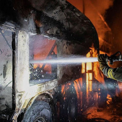 Dieses vom ukrainischen Ministerium für Notfallsituationen zur Verfügung gestellten Foto zeigt einen Feuerwehrmann bei Löscharbeiten nach Raketenangriffen in der Nacht. Heftige Explosionen von Luftabwehrraketen haben die Einwohner in Kiew aus dem Schlaf gerissen.