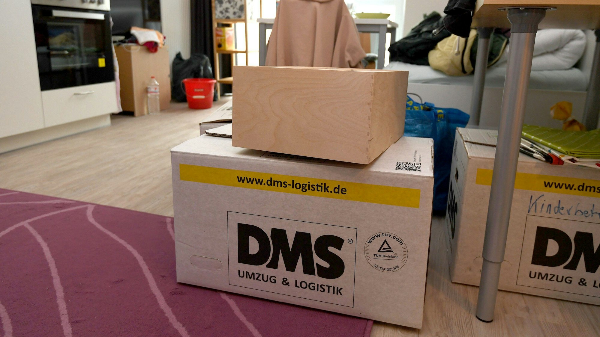 Umzugskartons stehen in einer Wohnung.