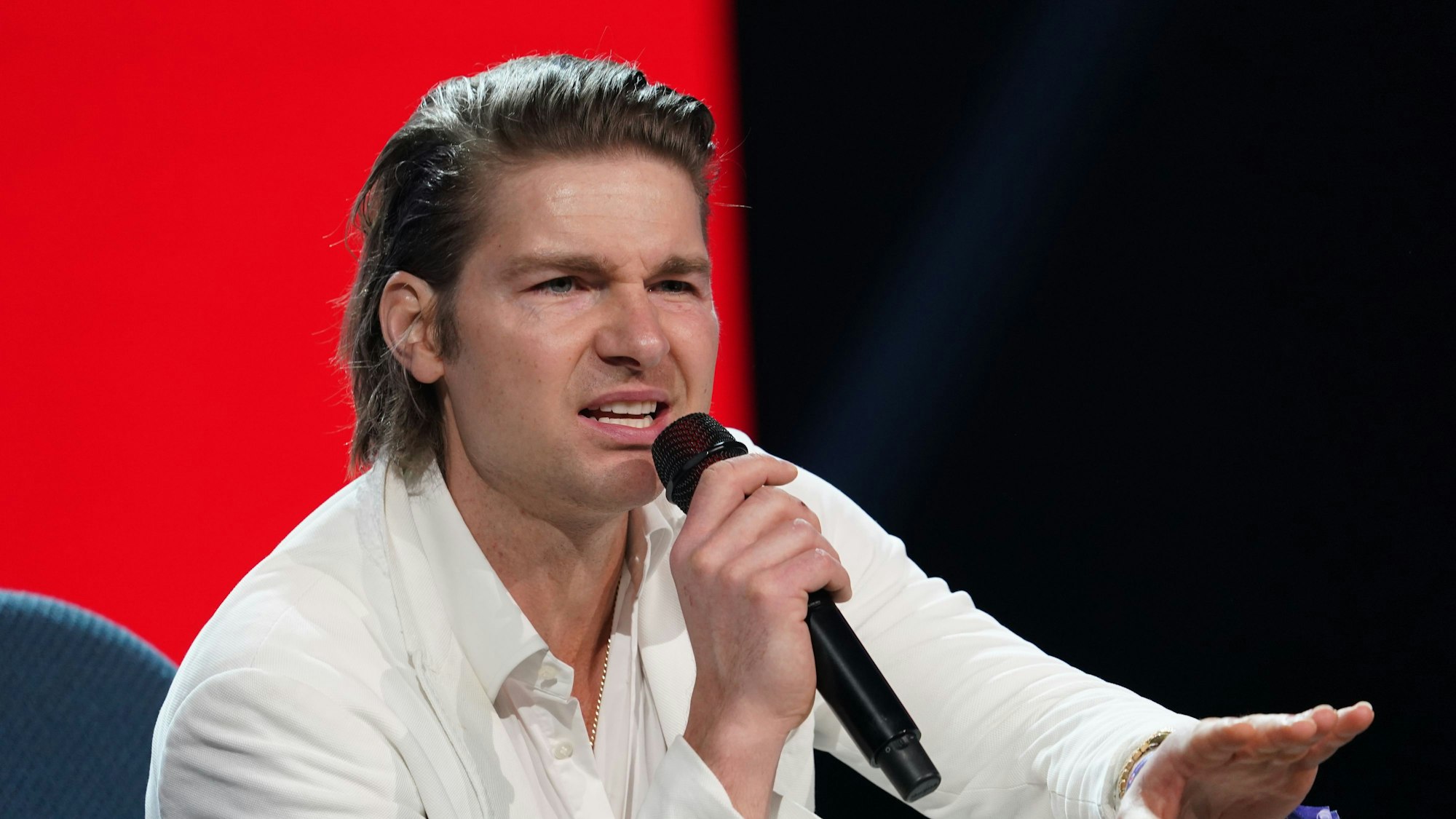 Influencer Jeremy Fragance spricht auf der Red Stage auf der Digital-Messe OMR in den Messehallen. Wegen sexistischer Aussagen steht er nun in der Kritik.