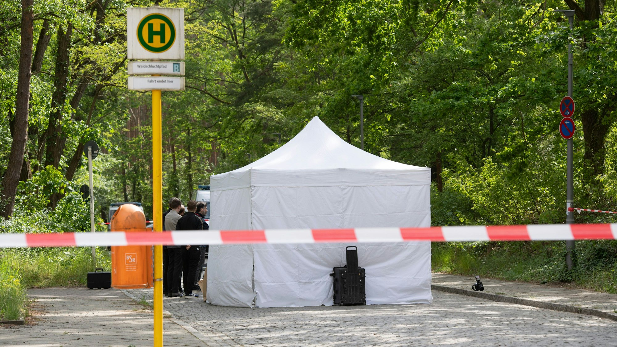 16.05.2023, Berlin: Ein Untersuchungszelt steht an einer Bushaltestelle in Berlin-Gatow. Darunter liegt die Leiche eines Mannes, der gegen Mittag erschossen wurde. Der Tatverdächtige befindet sich auf der Flucht. Foto: Paul Zinken/dpa +++ dpa-Bildfunk +++