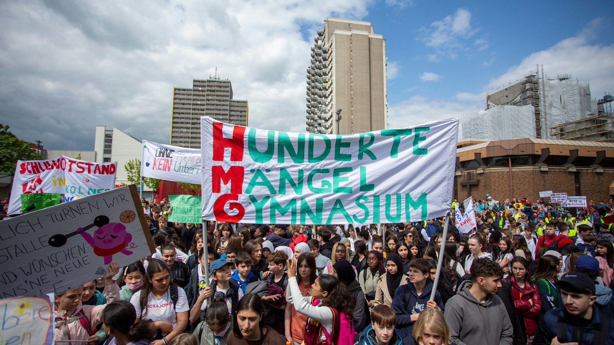 Köln: Schüler aus fünf verschiedenen Schulen demonstrieren auf dem Pariser Platz in Chorweiler.