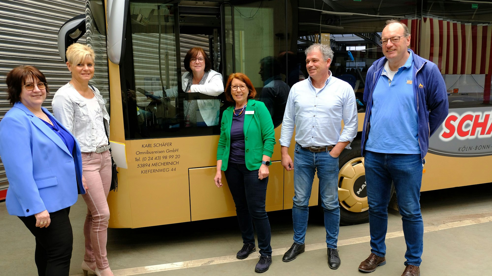 Verterterinnen und Vertreter der beteiligten Firmen und der Arbeitsverwaltung stellten in Mechernich den Aktionstag „Frauen in Fahrt“ vor.
