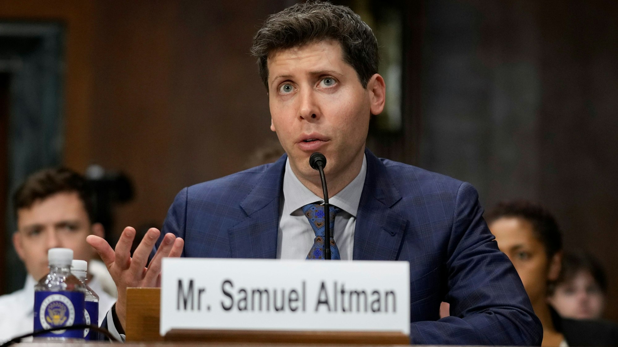 OpenAI-CEO Sam Altman spricht am Dienstag vor einem Ausschuss des US-Senats. Er betonte die Gefahr von Künstlicher Intelligenz bei Wahlen und forderte Regulierung der Technik.