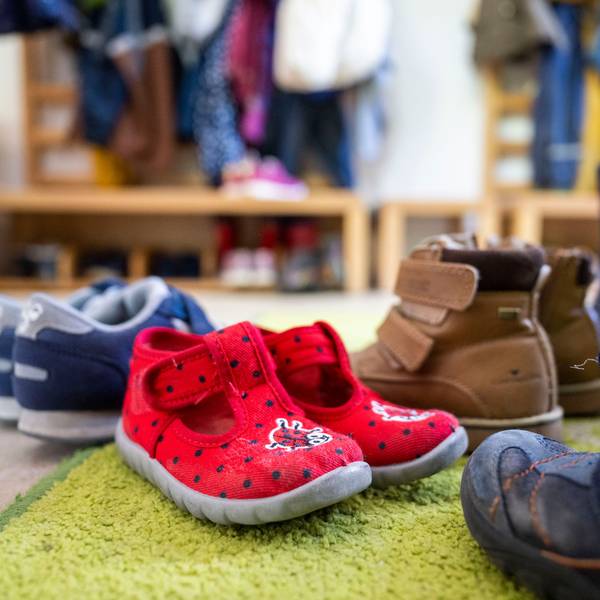 Kinderschuhe stehen in einer Garderobe einer Kita. (Symbolbild)dpa