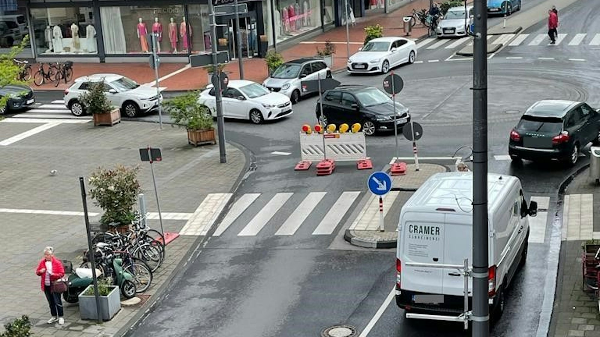Ein Kreisel mit Autos und der gesperrten Rodenkirchener Hauptstraße.