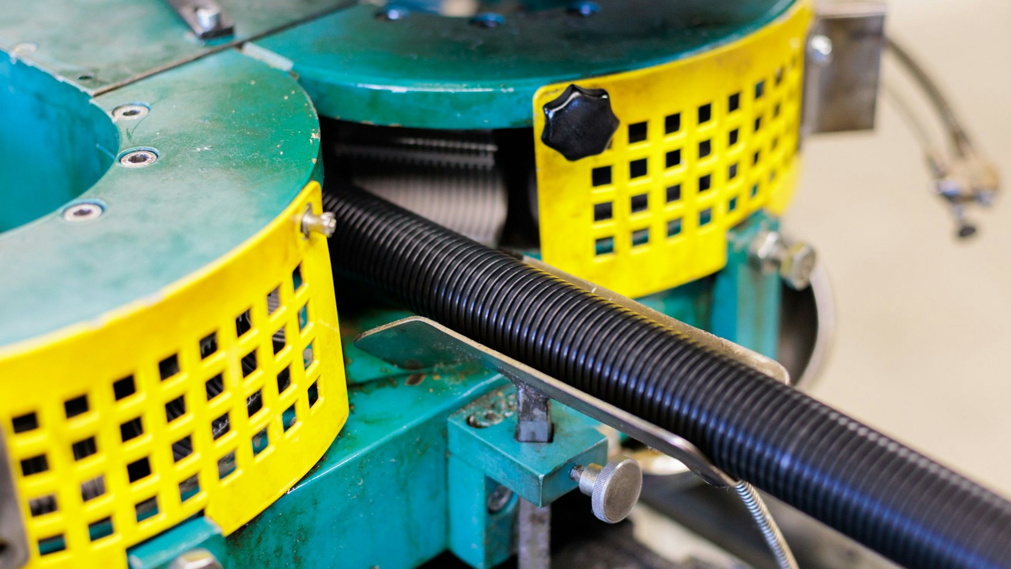 Die Wellrohrmaschinen laufen nonstop im Dreischichtbetrieb.