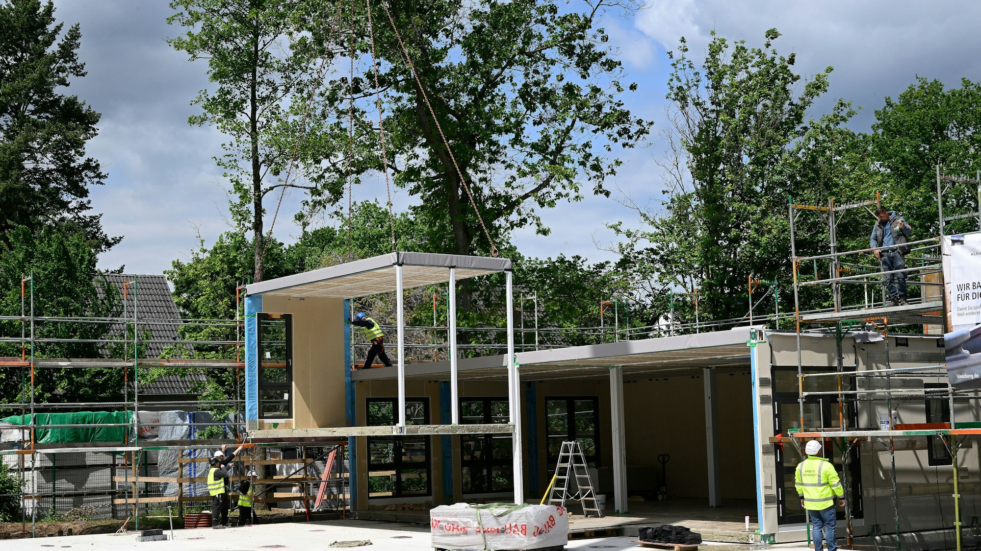 Refrath In der Auen die  Baustelle der Sofortschule Refrath