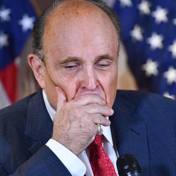 Rudy Giuliani spricht während einer Pressekonferenz.