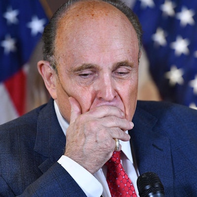 Rudy Giuliani spricht während einer Pressekonferenz.