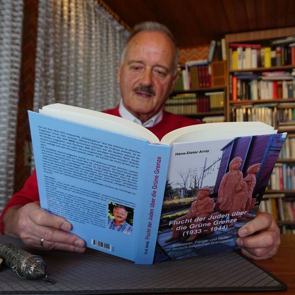 Hans-Dieter Arntz präsentiert sein Buch "Flucht der Juden über die Grüne Grenze"