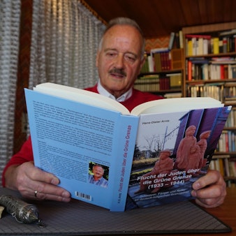 Hans-Dieter Arntz präsentiert sein Buch "Flucht der Juden über die Grüne Grenze"