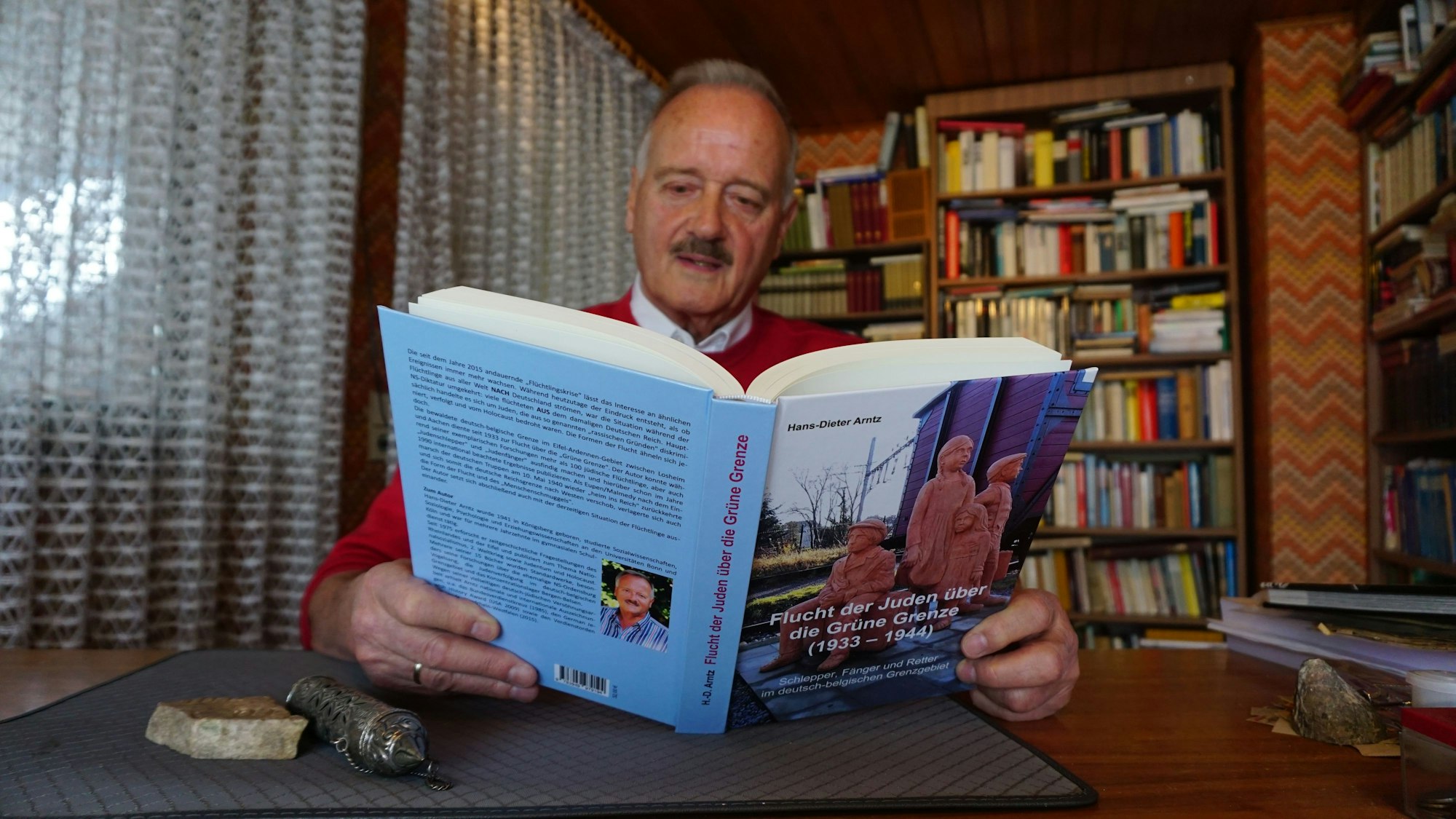 Hans-Dieter Arntz präsentiert sein Buch "Flucht der Juden über die Grüne Grenze"