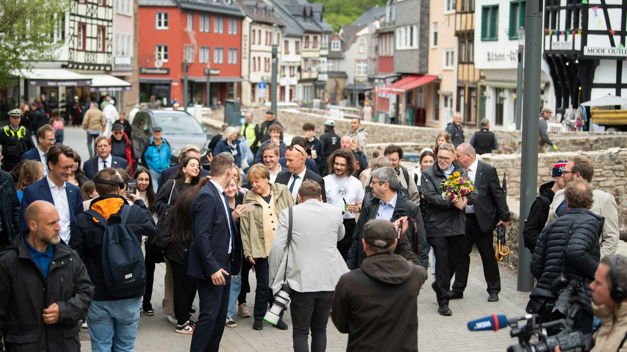 Gleiche Stelle, keine zwei Jahre später: Der Fortschritt beim Wiederaufbau ist deutlich zu erkennen.
