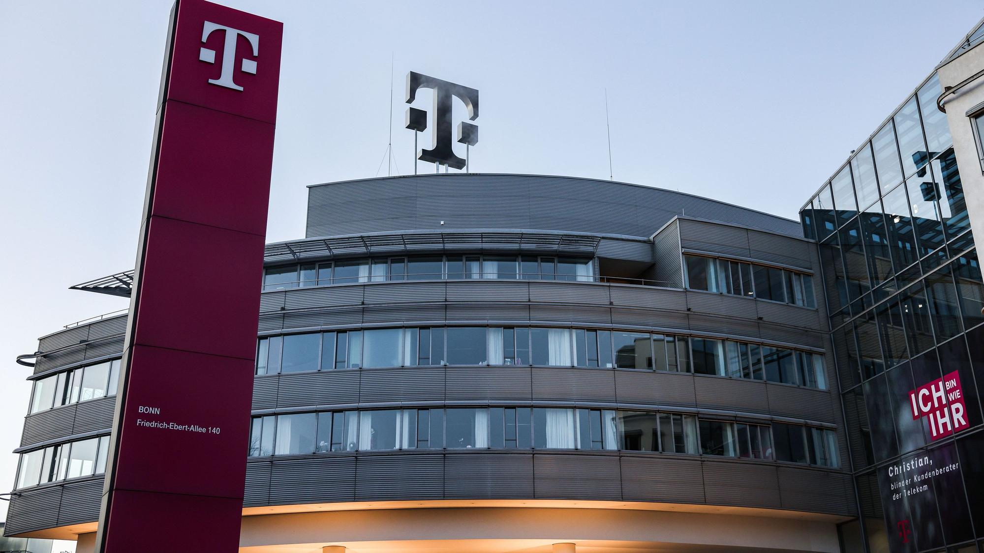 Die Telekom-Zentrale in Bonn. Das Unternehmen will das Internet nahe Autobahnen deutlich ausbauen. (Symbolbild)dpa