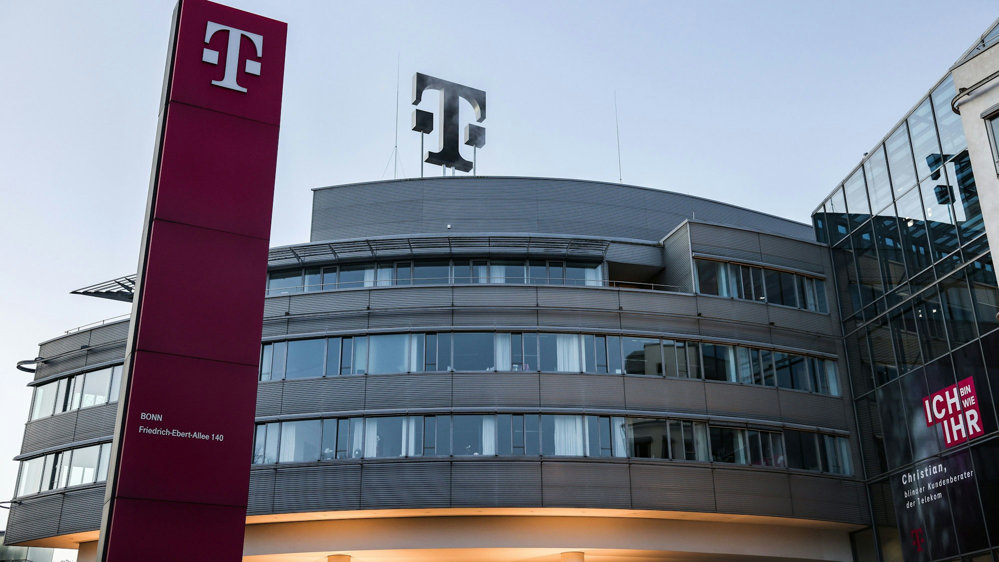Die Telekom-Zentrale in Bonn. Das Unternehmen will das Internet nahe Autobahnen deutlich ausbauen. (Symbolbild)dpa