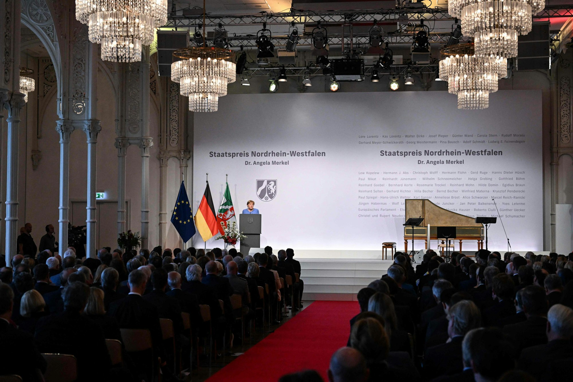 Merkel hält bei der Verleihung in Köln eine Rede.