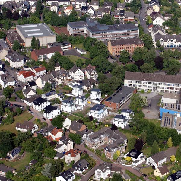 Luftbild aus 300 bis 400 Metern Höhe von den Berufskollegs und der umgebenden Bebauung in Bergisch Gladbach-Heidkamp.
