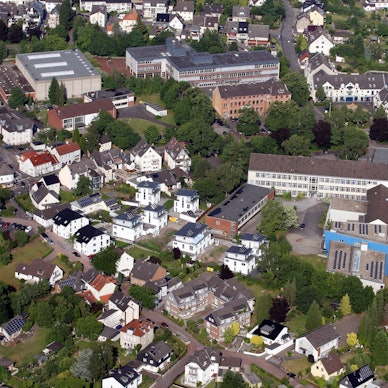 Luftbild aus 300 bis 400 Metern Höhe von den Berufskollegs und der umgebenden Bebauung in Bergisch Gladbach-Heidkamp.