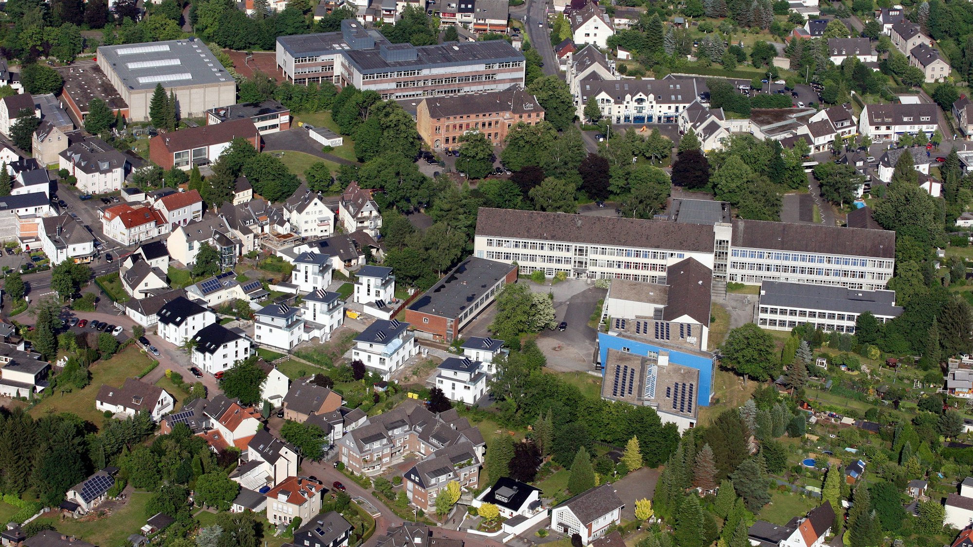 Es ist ein Berufskolleg in Rhein-Berg aus 300 bis 400 Metern Höhe zu sehen.