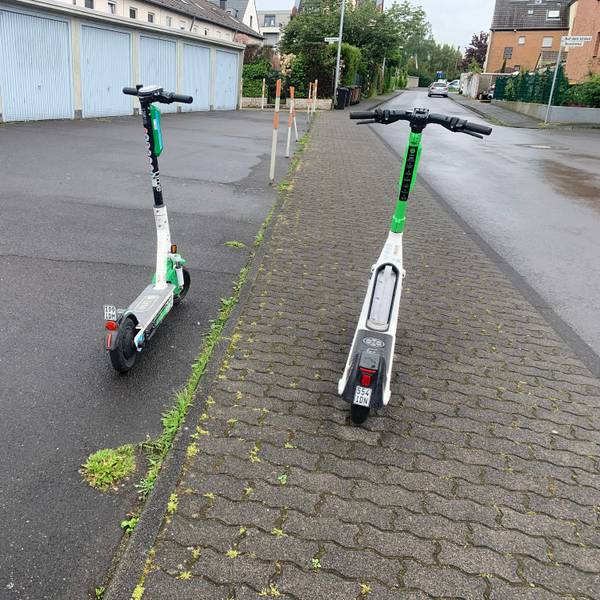 Es sind zwei E-Scooter zu sehen.