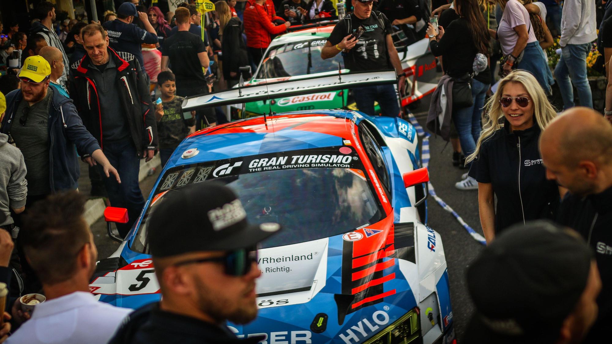 Beim 24-Stunden-Rennen am Nürburgring kommen sich Fans und Fahrer besonders nah.