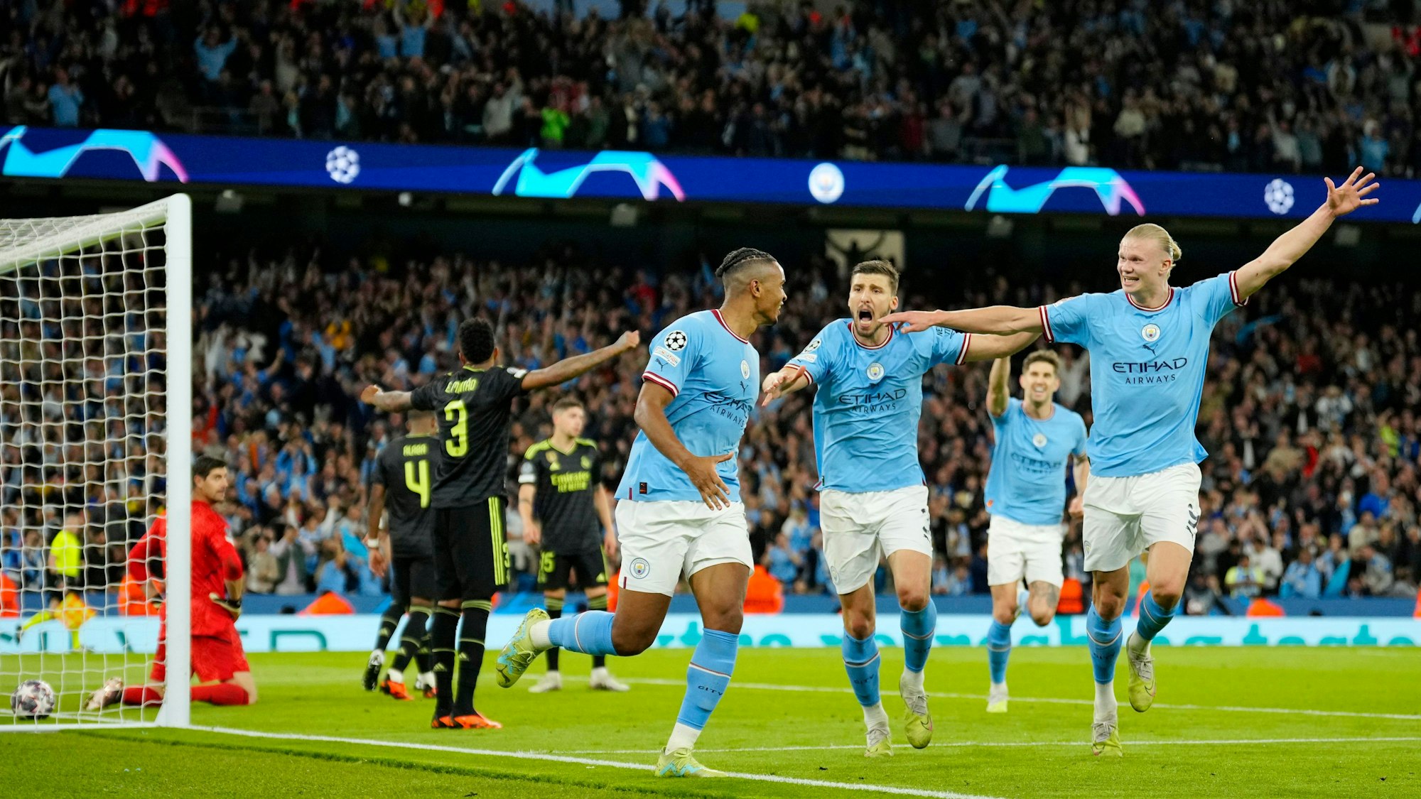 Manuel Akanji (l-r), Ruben Dias und Erling Haaland von Manchester City jubeln über das Tor zum 3:0. Foto: Jon Super/AP/dpa +++ dpa-Bildfunk +++