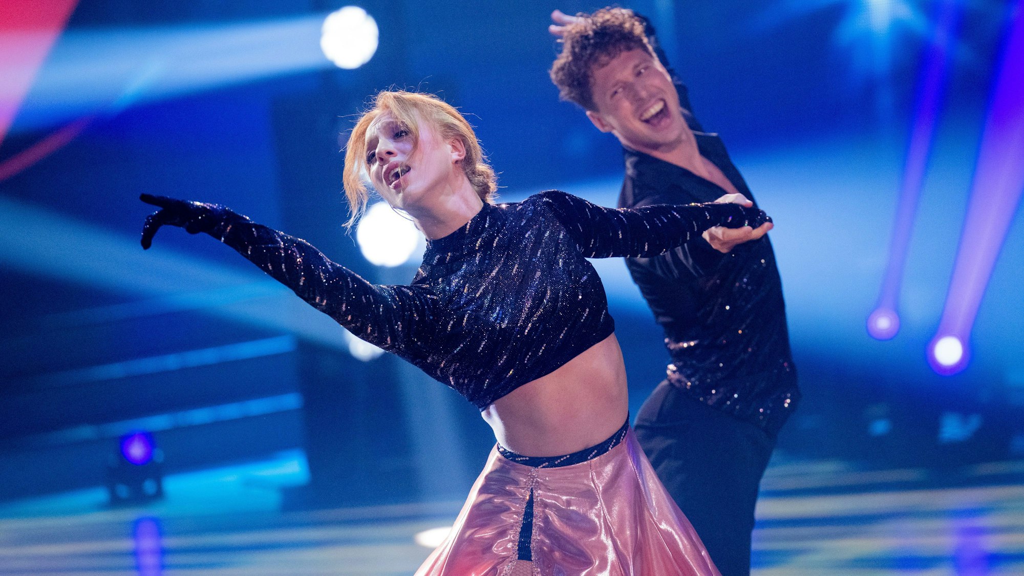 Anna Ermakova, Model, und Valentin Lusin, Profitänzer, tanzen in der RTL-Tanzshow "Let's Dance" im Coloneum. Foto: Rolf Vennenbernd/dpa +++ dpa-Bildfunk +++