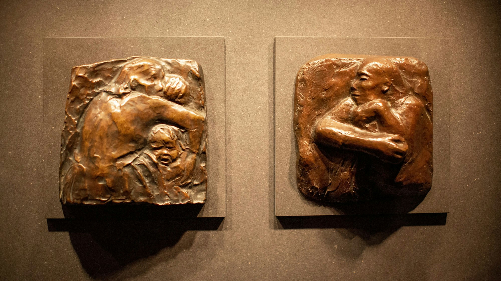 Mutter schützt ihr Kind nannte Käthe Kollwitz die Reliefs, die nun in der Schau „Begegnungen Käthe Kollwitz zu Gast in der Kölner Domschatzkammer“ zu sehen sind.