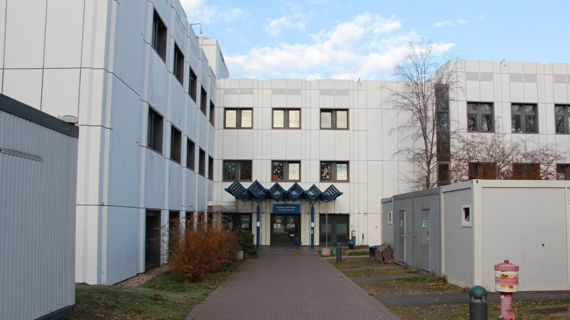 In einem weißen Gebäude sind geflüchteten Menschen in Sankt Augustin untergebracht, im Behördendeutsch heißt sie Zentrale Unterbringung für Flüchtlinge oder abgekürzt ZUE.