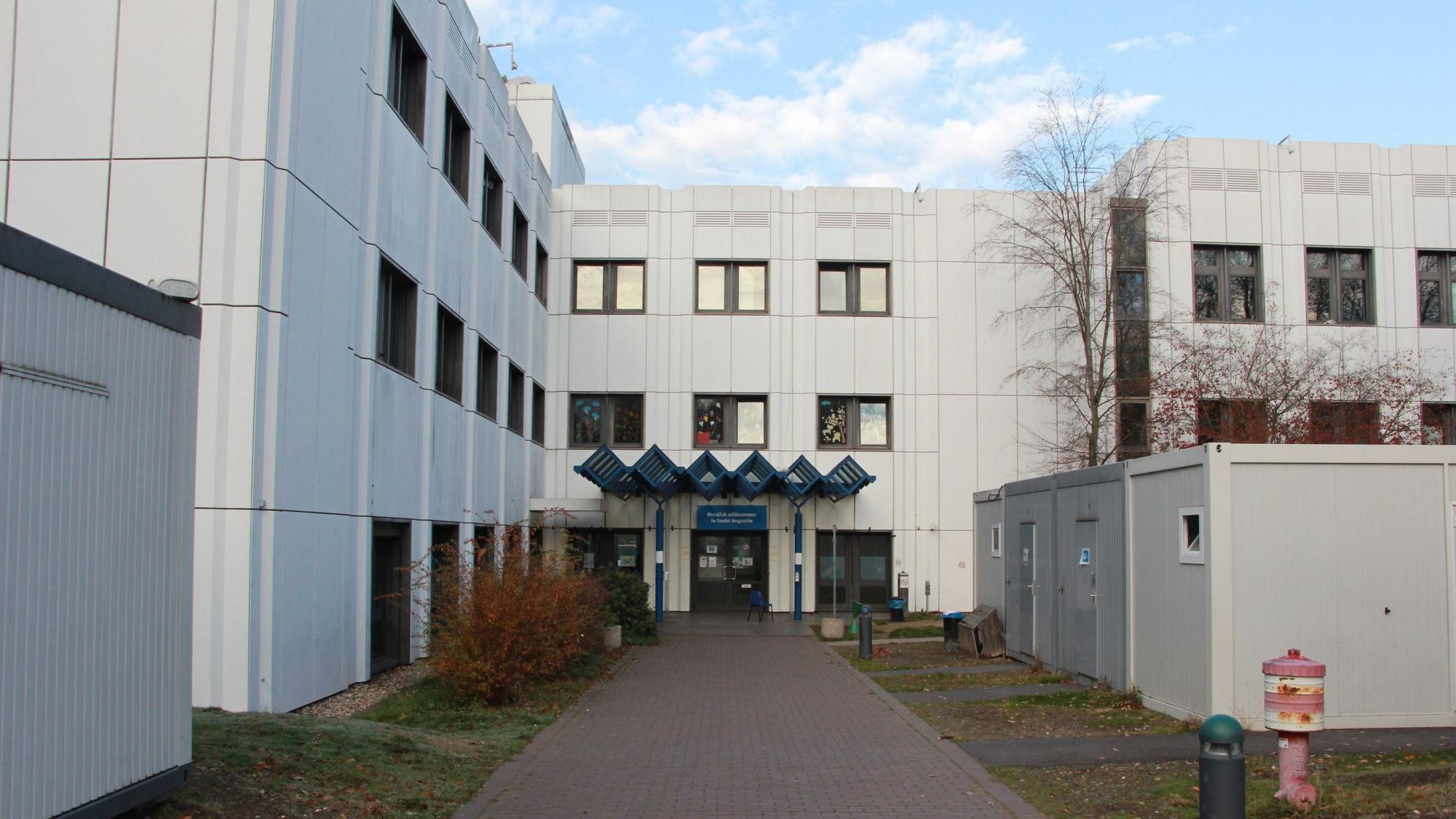 Ein großes, weißes Gebäude.