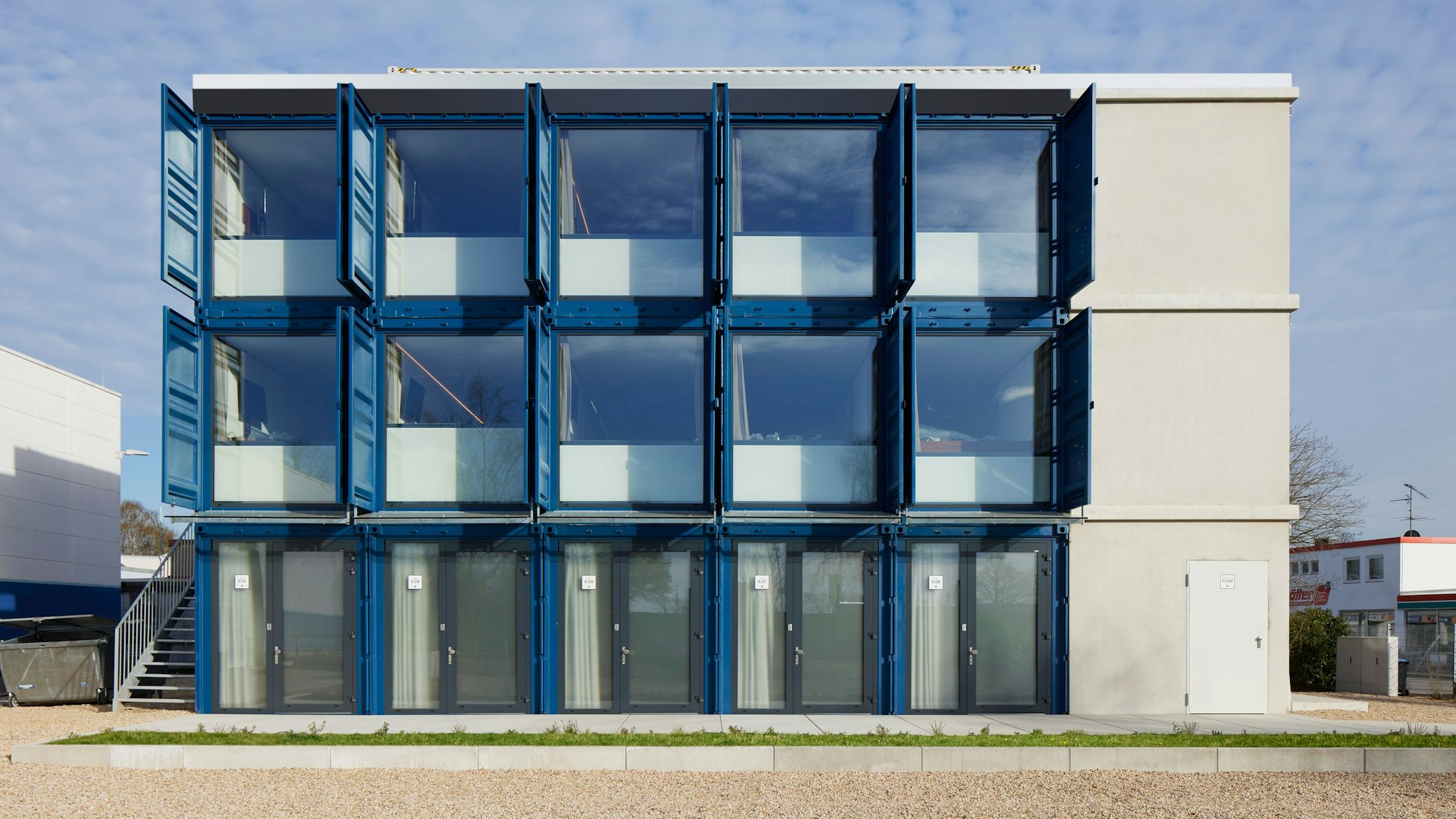 Es ist die Fensterfront des Hotels zu sehen.